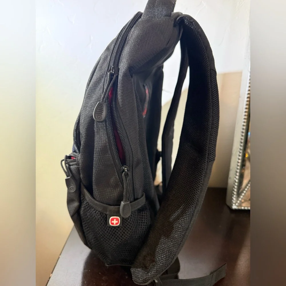 SWISS GEAR Airflow BACKPACK laptop compartment black‎ with red interior unisex